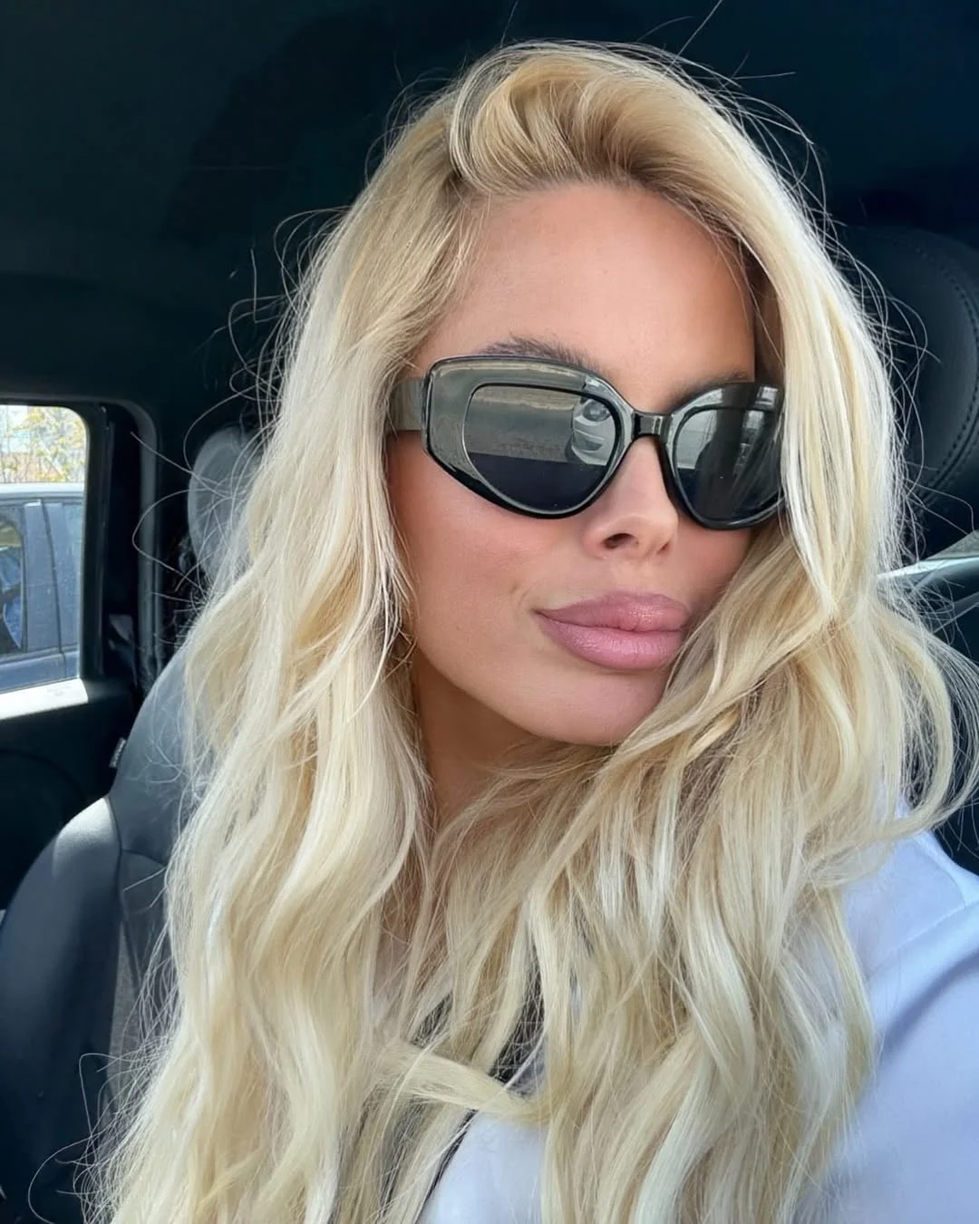 beachy summer blonde hair color 2026 Beachy Platinum Blonde Waves With Relaxed Glam Texture