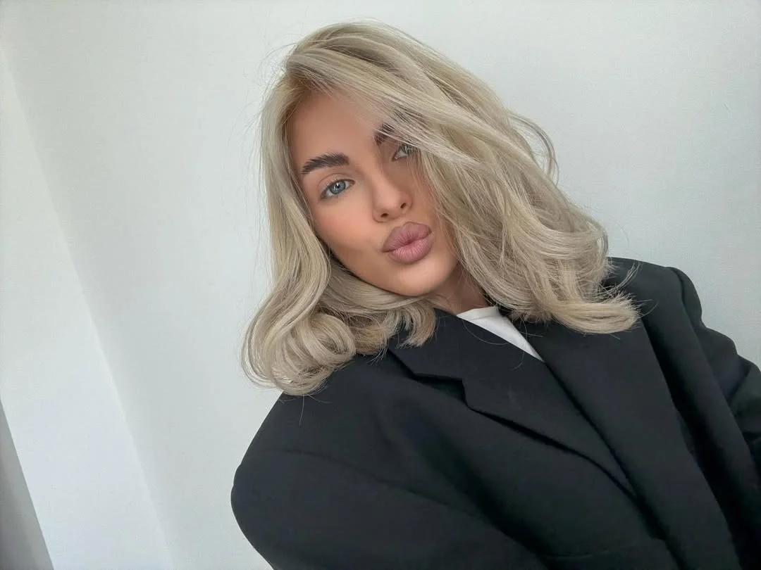 beachy summer blonde hair color 2026 Cool Beige Blonde Blowout With Feathered Ends