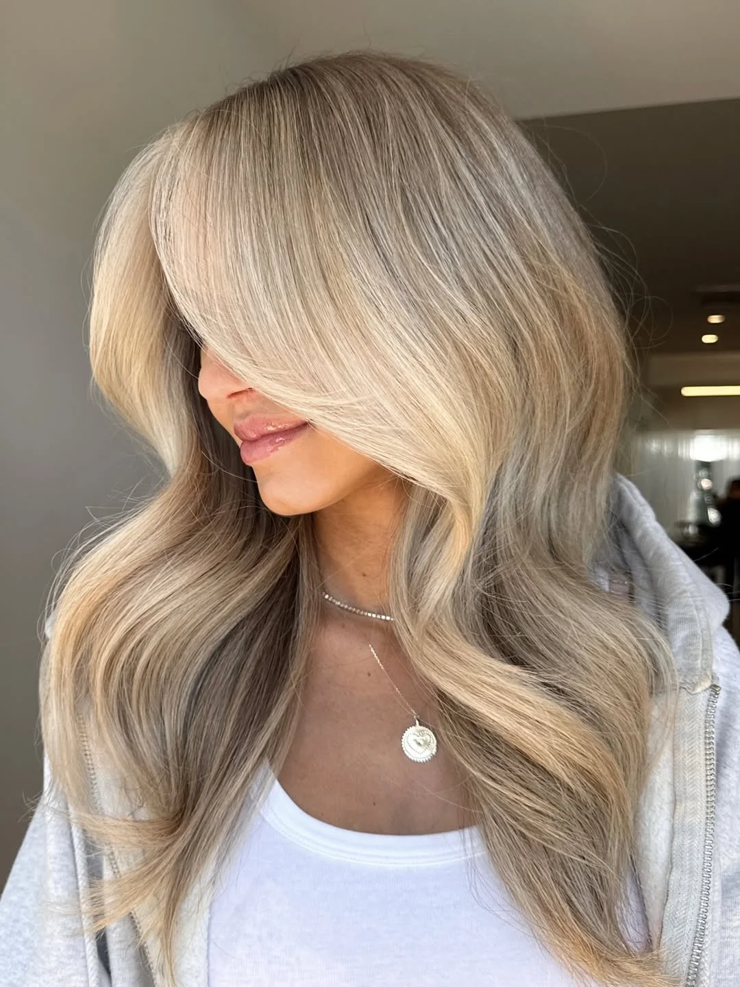 beachy summer blonde hair color 2026 Long Layered Champagne Blonde With Dimensional Waves