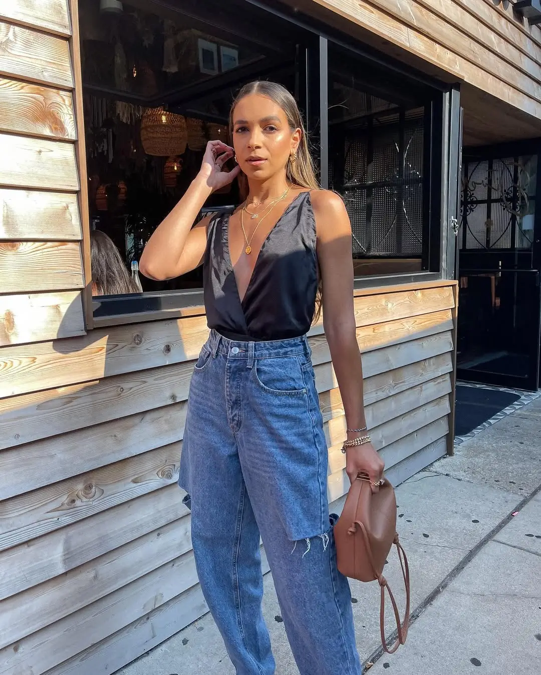 Outfits 2026 Effortless denim and a deep neckline moment