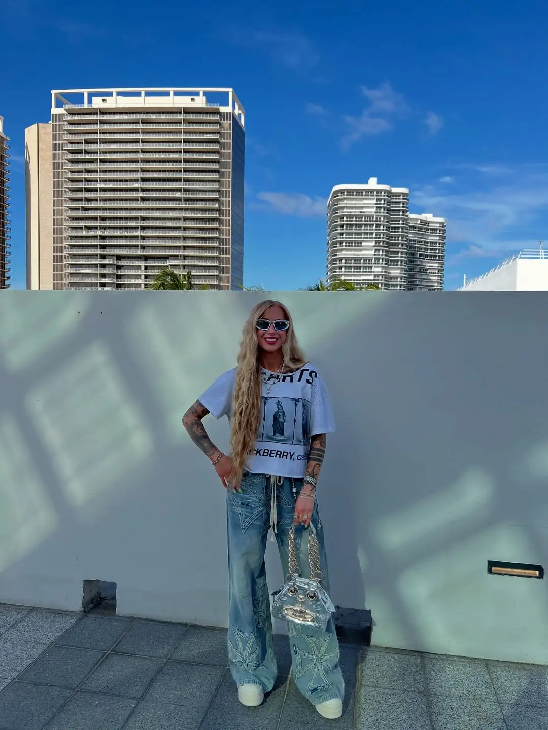 Outfits 2026 Relaxed denim with vintage graphic attitude