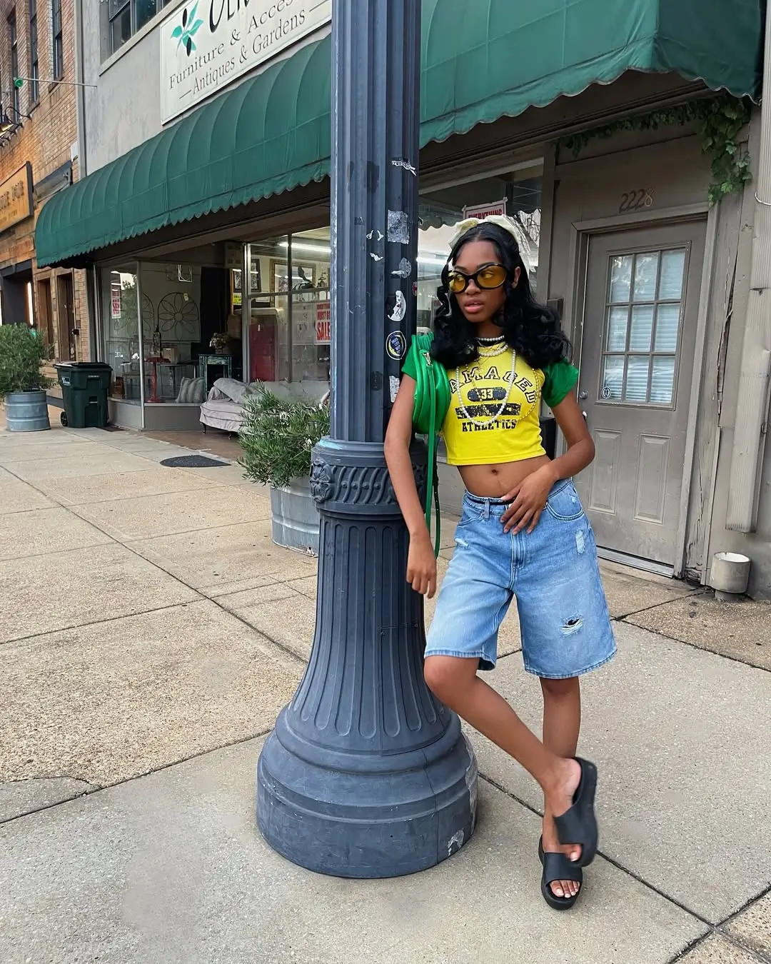 Outfits 2026 Sporty crop top and denim shorts with Y2K influence