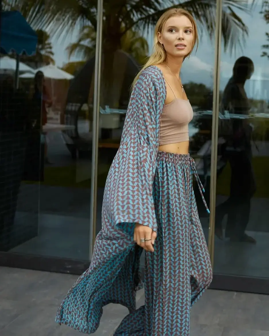 25 cute every day summer outfits 2026 Flowing Printed Set With Vacation Movement