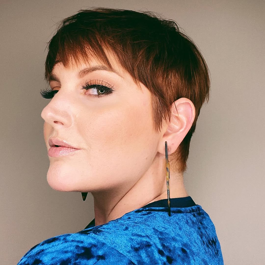 face-framing summer haircuts for plus size women 2026 Soft Textured Brunette Pixie with Wispy Fringe