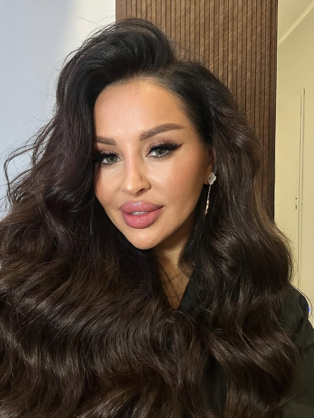 face-framing summer haircuts for plus size women 2026 Glossy Voluminous Brunette Layers