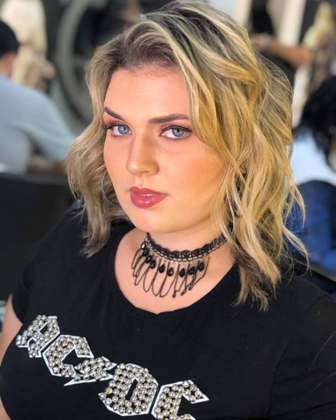 face-framing summer haircuts for plus size women 2026 Soft Blonde Textured Lob with Subtle Face Layers