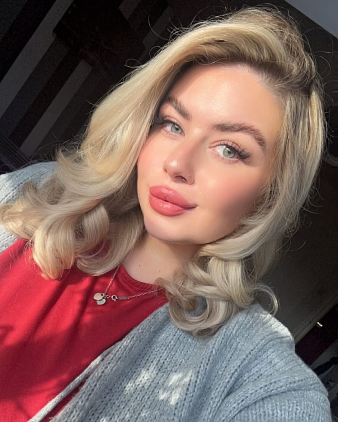face-framing summer haircuts for plus size women 2026 Vintage-Inspired Blonde Glam Waves with Deep Side Sweep