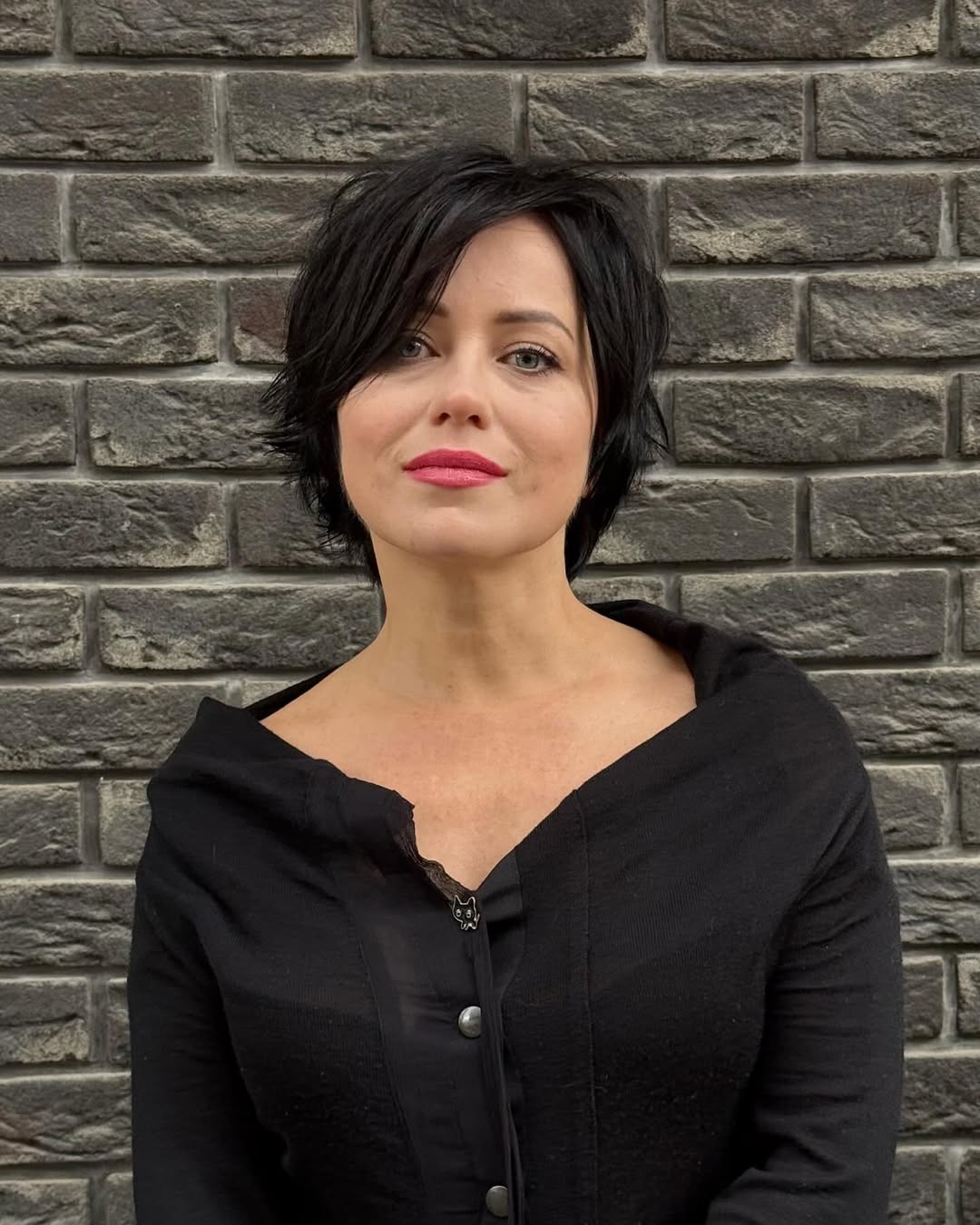 face-framing summer haircuts for plus size women 2026 Textured Black Pixie with Soft Volume