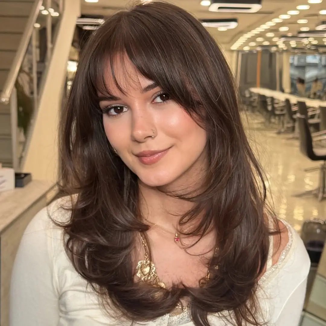face-slimming-summer-haircut-for-round-face-2026 glossy-chocolate-mid-length-layers-with-soft-curtain-flow