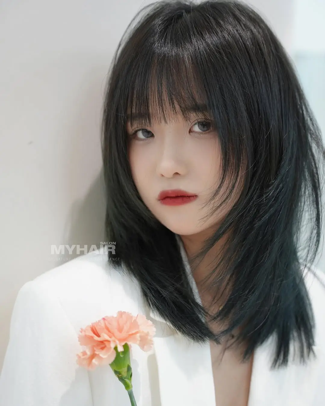 face-slimming-summer-haircut-for-round-face-2026 sleek-mid-length-straight-cut-with-soft-wispy-bangs