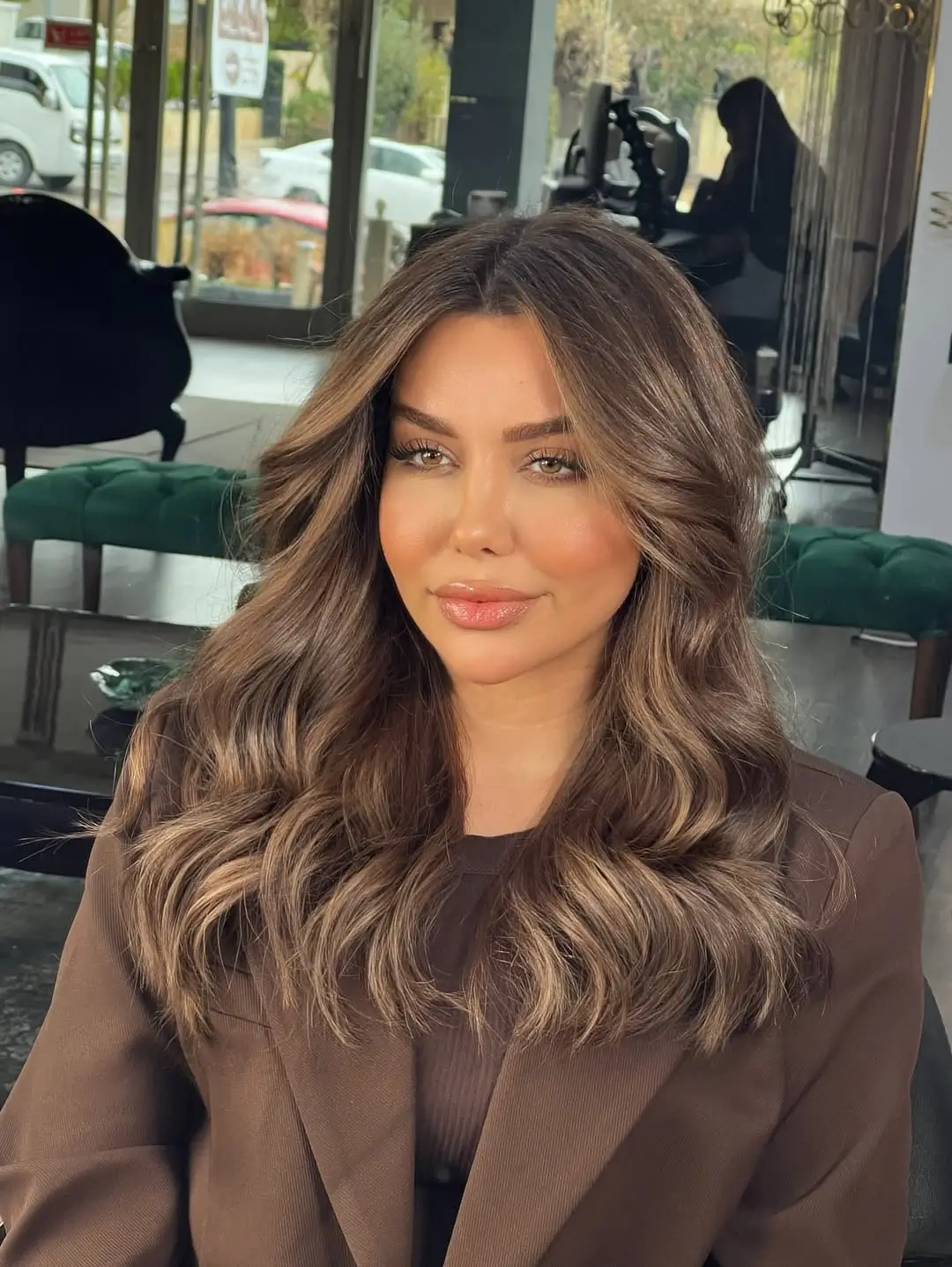face-slimming-summer-haircut-for-round-face-2026 glossy-dimensional-mid-length-waves-with-deep-shine
