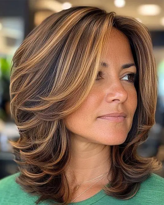 face-slimming-summer-haircut-for-round-face-2026 warm-brunette-medium-layers-with-sculpted-volume