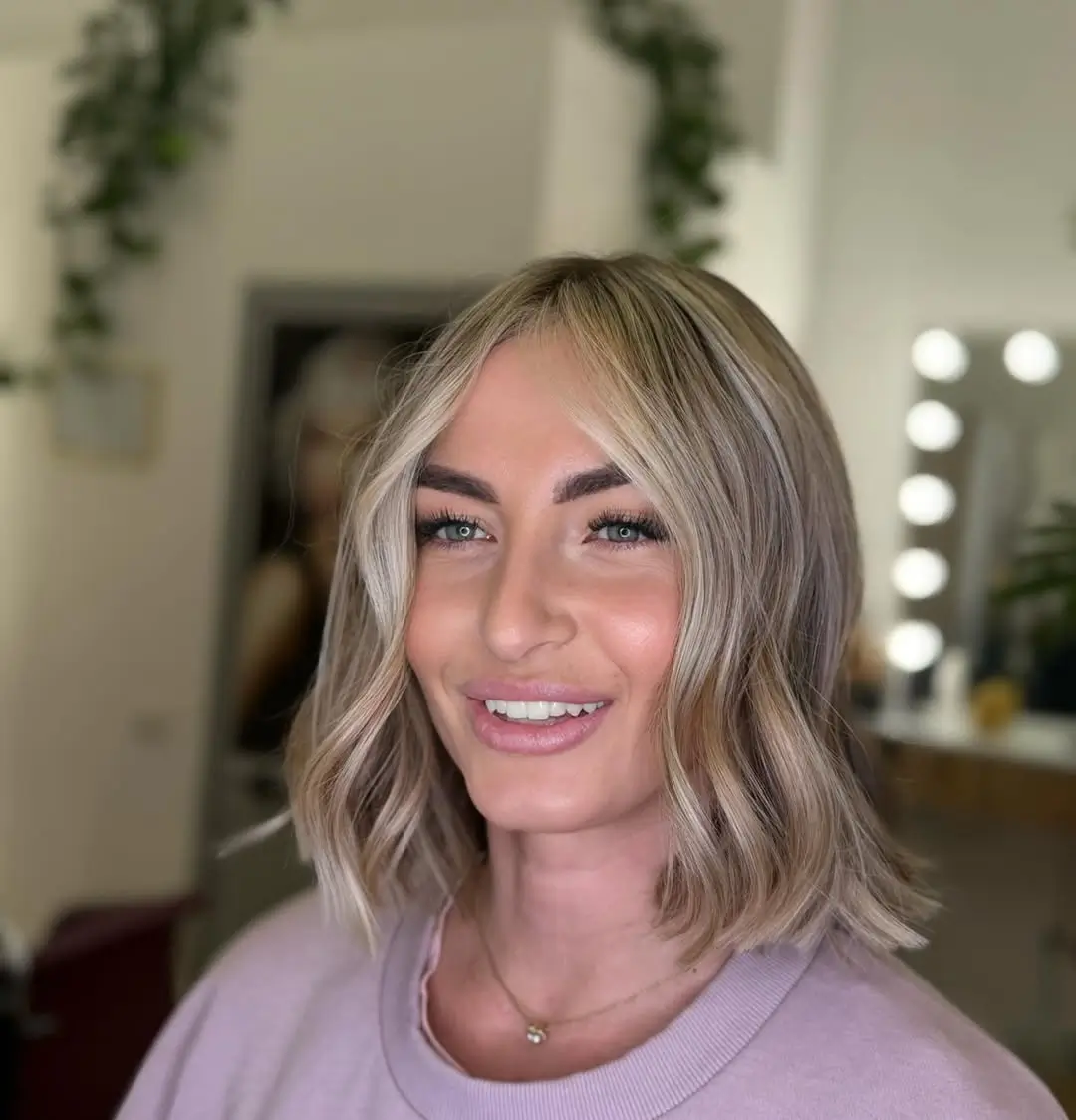 face-slimming-summer-haircut-for-round-face-2026 soft-wavy-blonde-bob-with-natural-movement