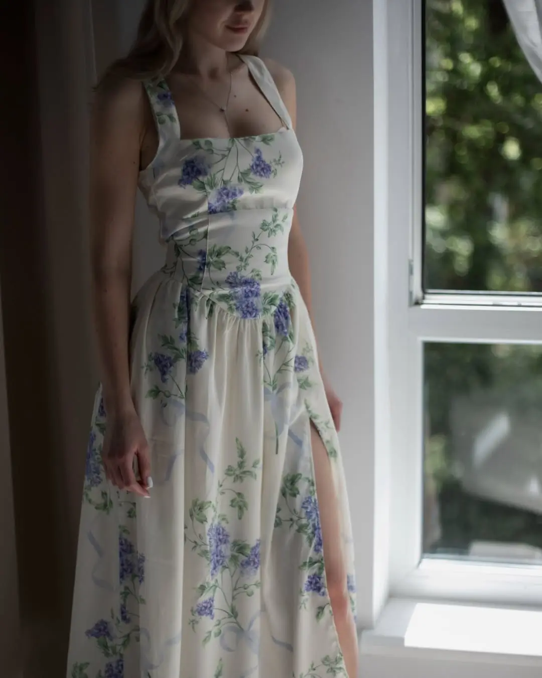 24 floral summer sleeveless dresses 2026 Elegant white and blue long sleeveless dress with soft slit