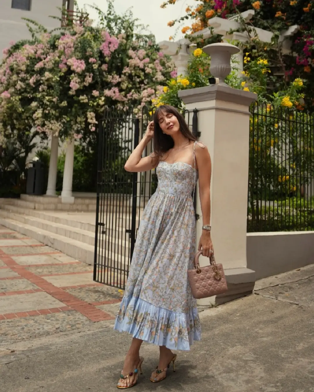 24 floral summer sleeveless dresses 2026 Soft blue and white midi floral dress with romantic flow