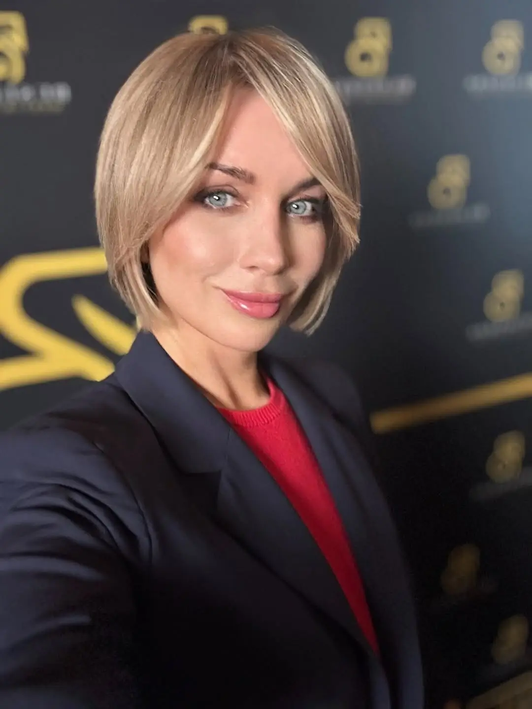 fresh summer haircut 2026 Chic Short Blonde Bob With Side Part