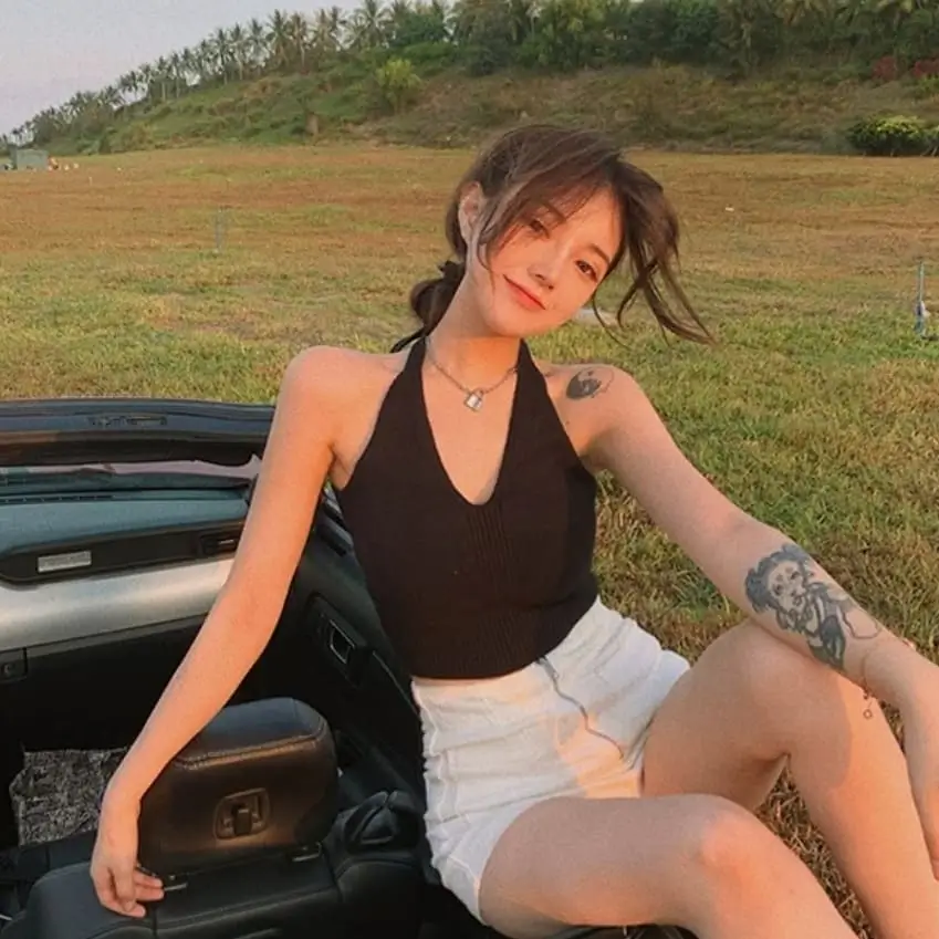 23 halter summer crop top outfits 2026 Minimal Black Halter With Clean Summer Silhouette