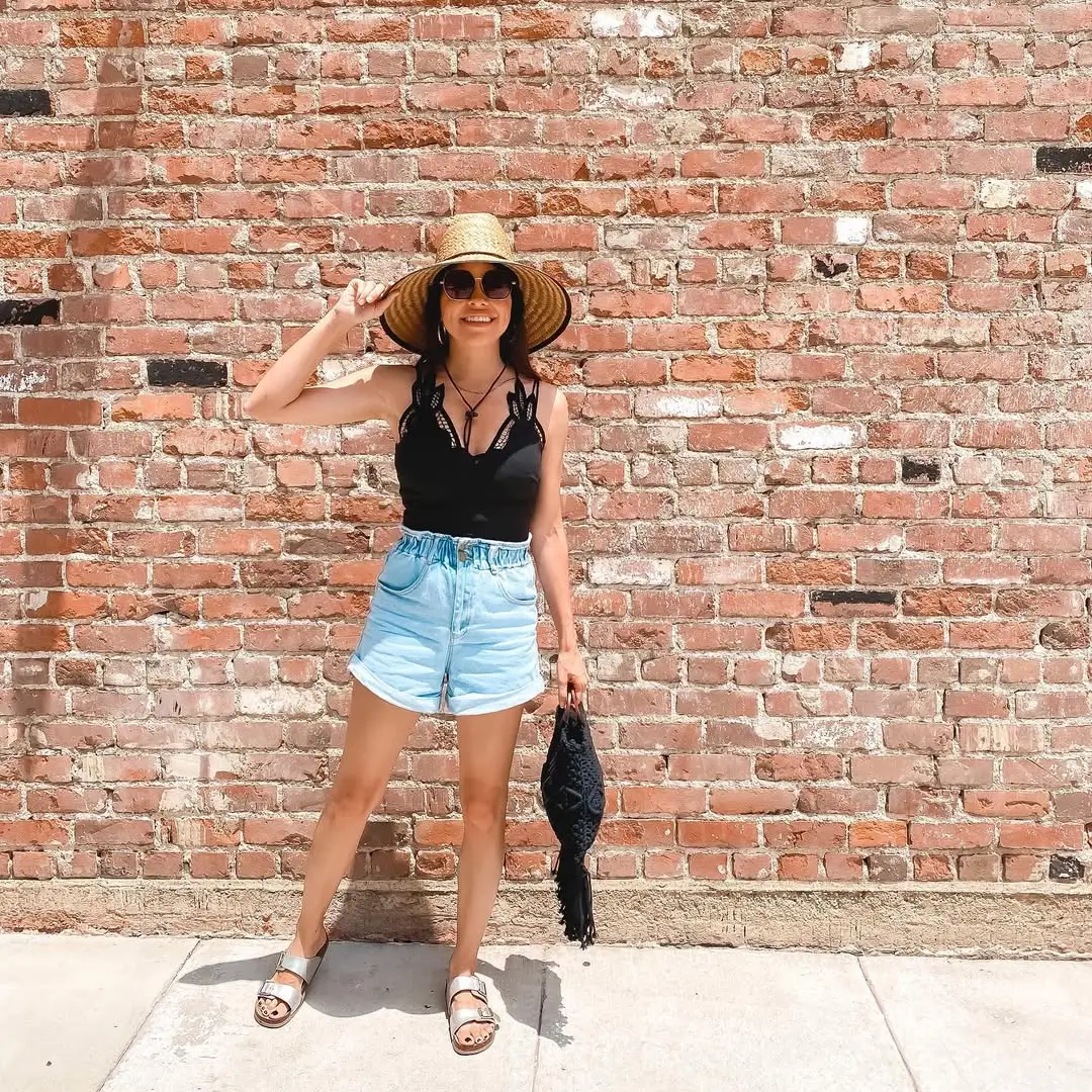 23 halter summer crop top outfits 2026 Casual Summer Halter With Straw Hat And Easy Layers