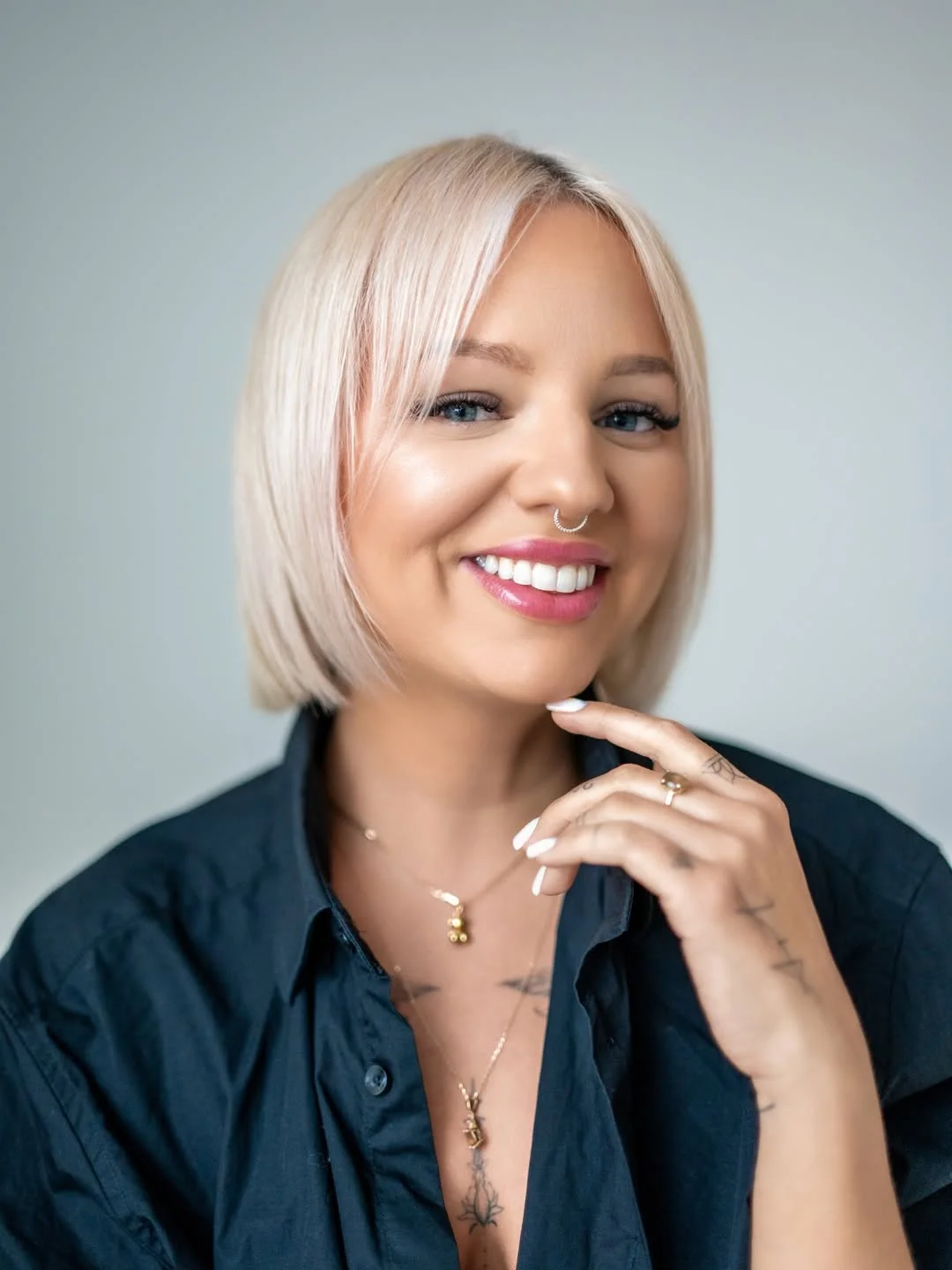 modern summer haircuts for women over 40 2026 Soft Blunt Bob With Subtle Warm Blonde