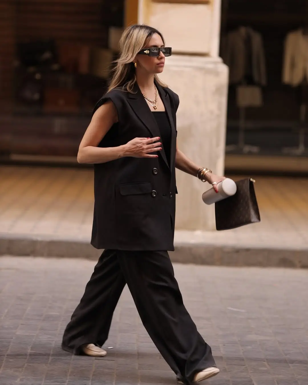 25 oversized summer outfit 2026 Sleeveless black oversized tailoring with modern edge