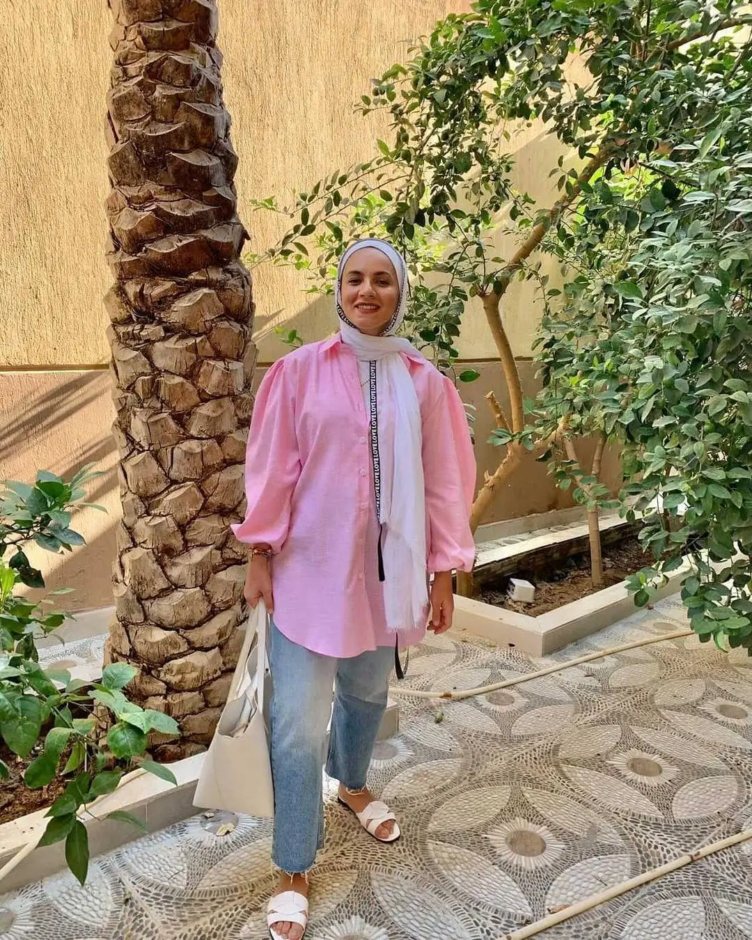 25 oversized summer outfit 2026 Soft pink oversized shirt with denim for relaxed modest styling