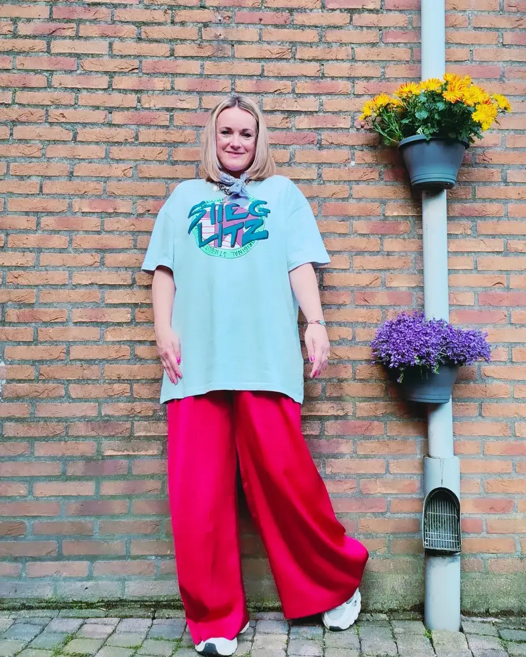 25 oversized summer outfit 2026 Oversized tee with wide-leg satin pants for playful contrast