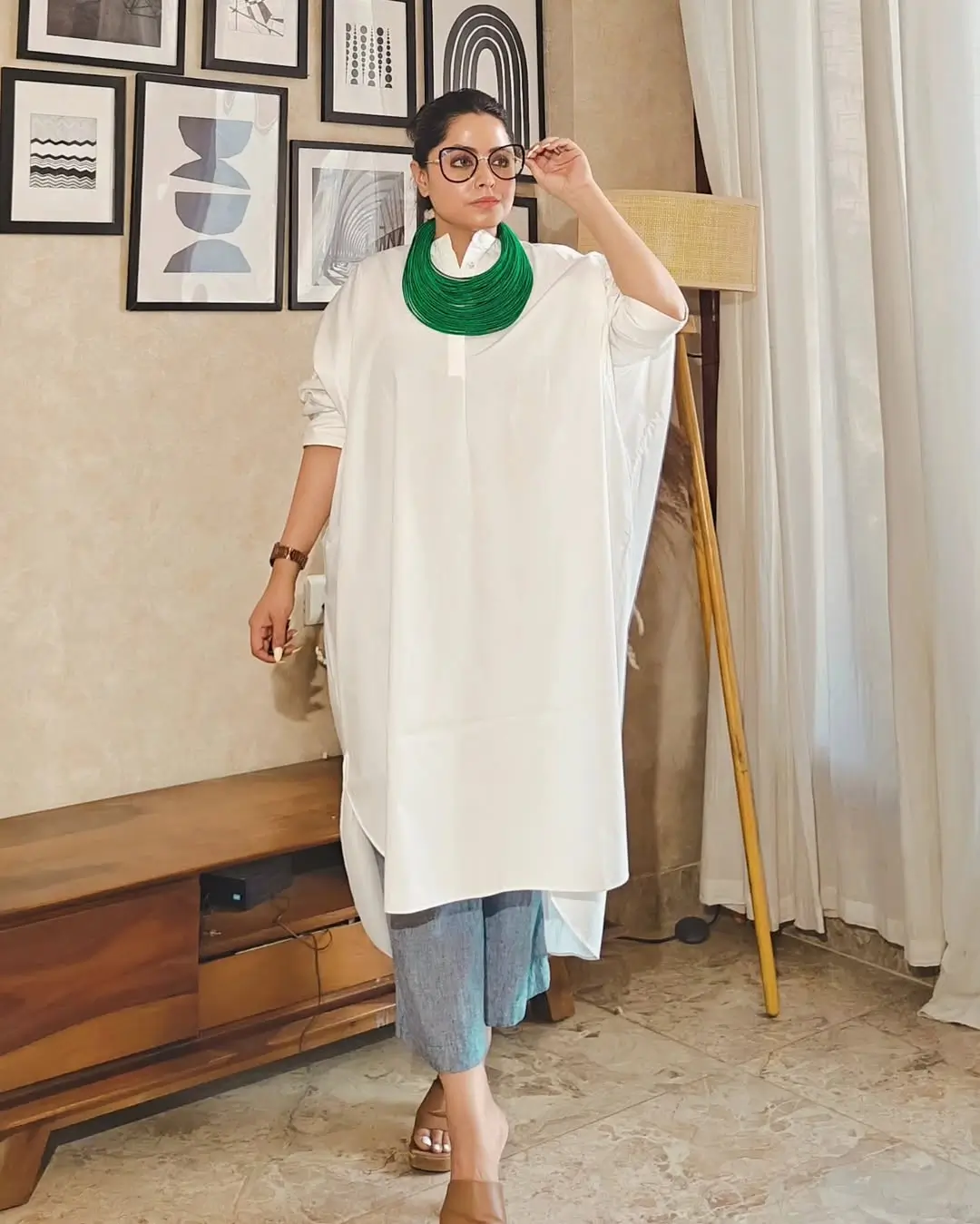 25 oversized summer outfit 2026 Relaxed tunic layering with bold statement detail