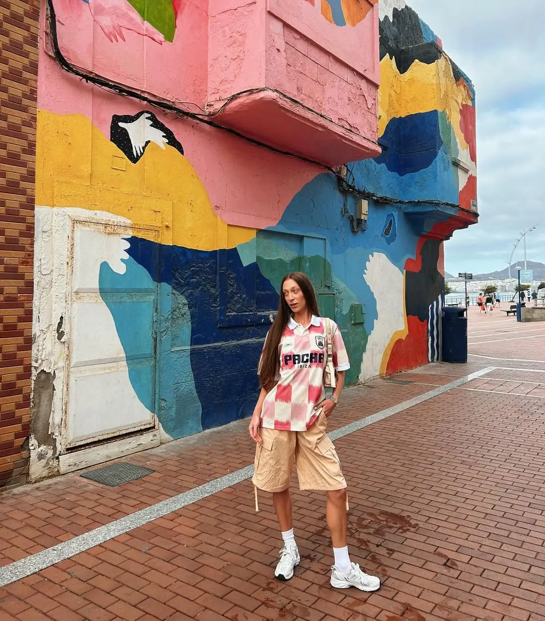 25 oversized summer outfit 2026 Oversized graphic shirt and cargo shorts street style moment