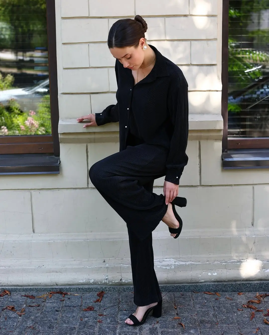 25 summer business casual outfit 2026 all black texture with relaxed tailoring attitude