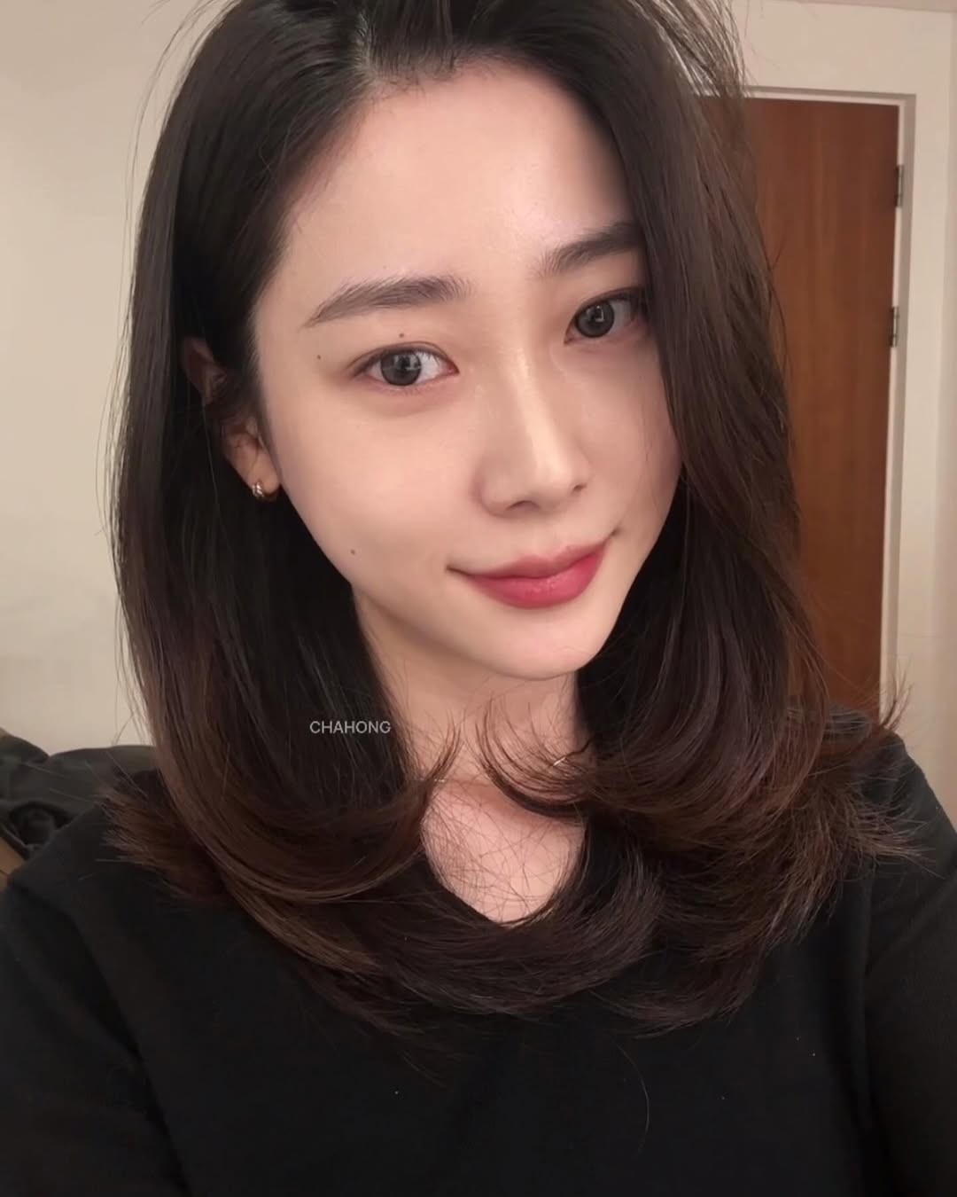 textured summer haircuts for medium hair 2026 Sleek Straight Layers with Subtle Movement