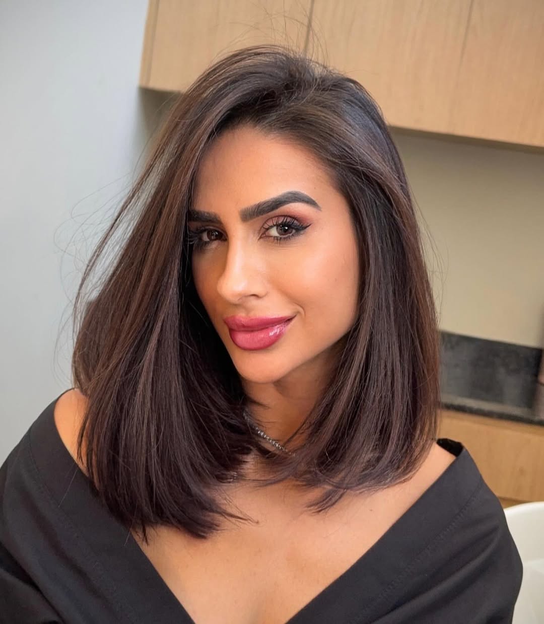 textured summer haircuts for medium hair 2026 Polished Straight Lob with Soft Face Framing