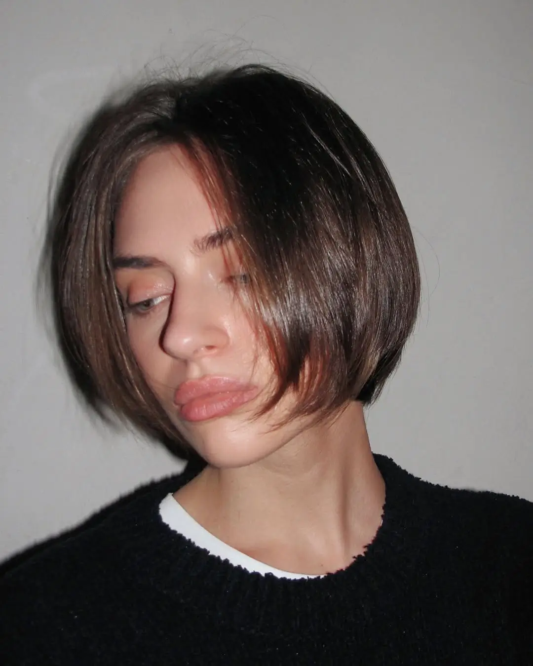 textured summer haircuts for thin fine hair 2026 Glossy sculpted bob with tucked volume