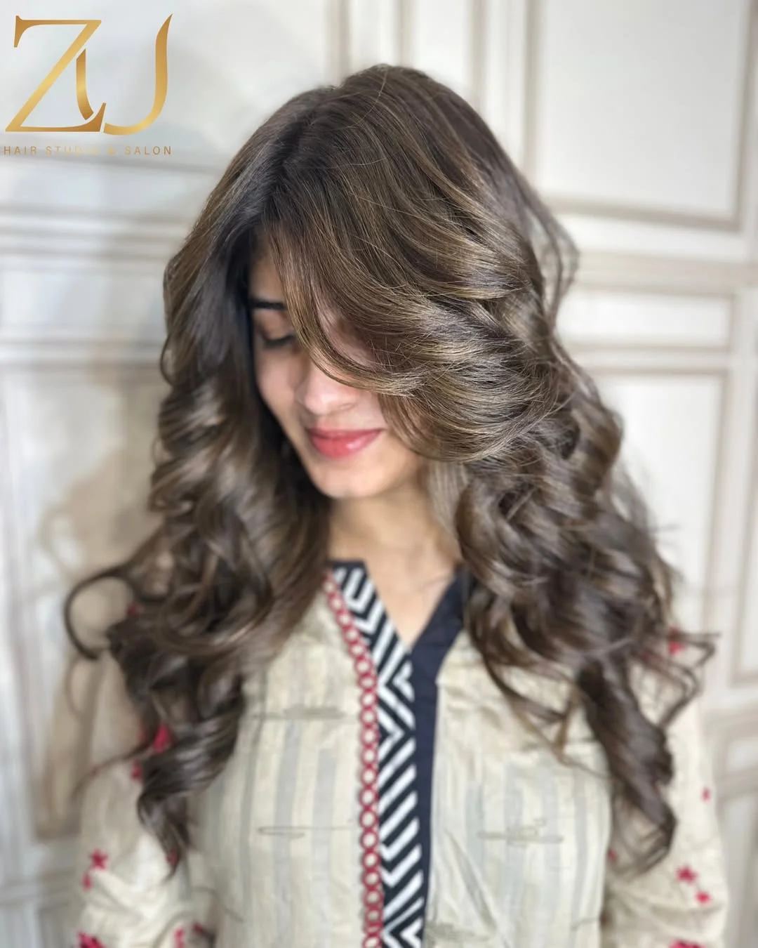 19 cool-toned summer mushroom brown hair color 2026 Glossy Mushroom Brunette With Curly Face-Framing Layers