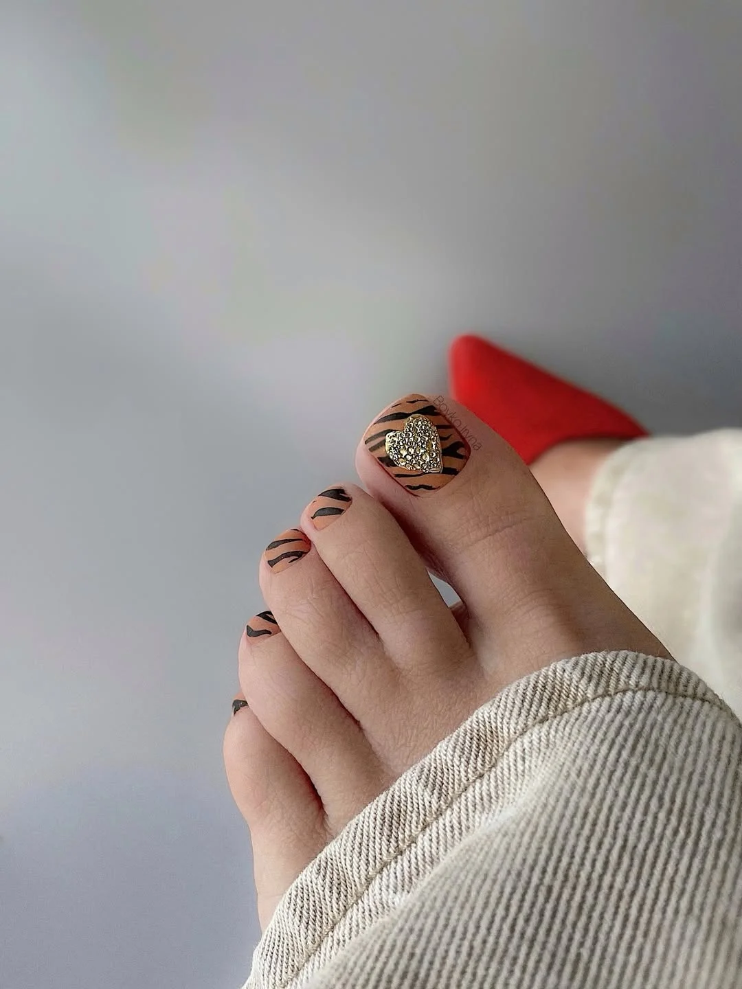 23 pedicure ideas summer trends 2026 Tiger Stripe Pedicure with Gold Details for a Luxe Wild Look