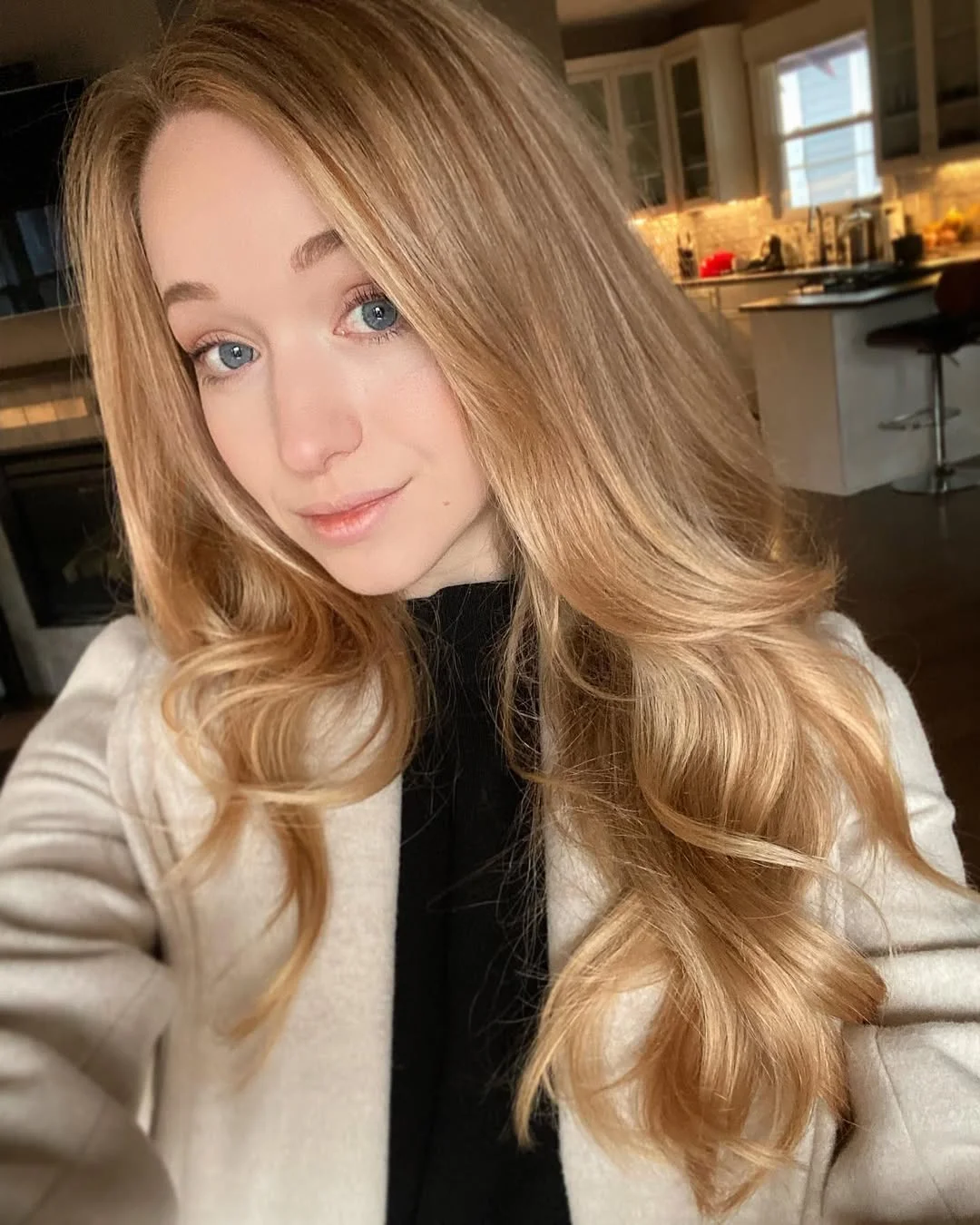 soft summer apricot blonde hair color 2026 Soft Golden Apricot Glow with Face-Framing Light