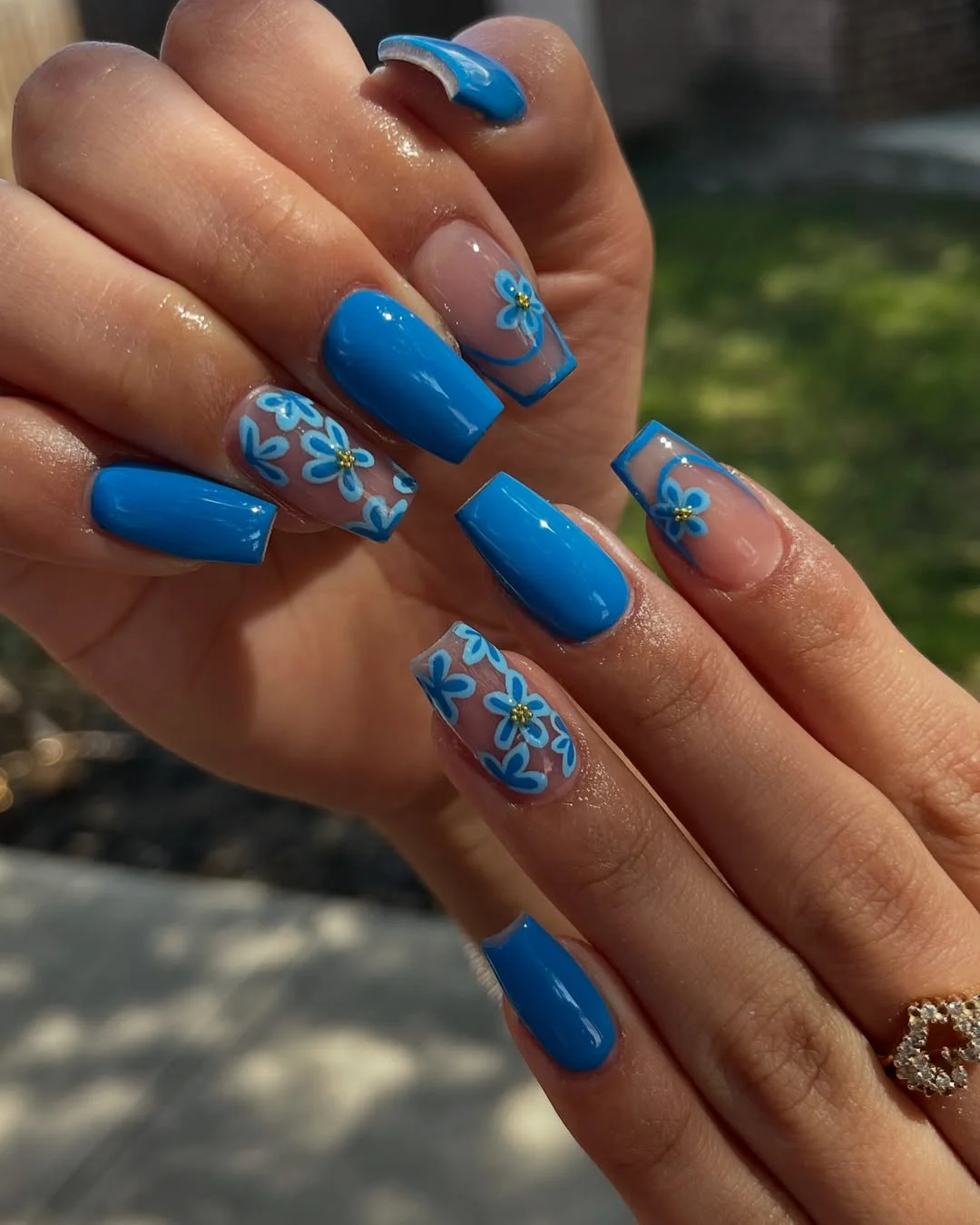 23 Summer nail art ideas 2026 Blue Daisy Nails With Retro Summer Sweetness