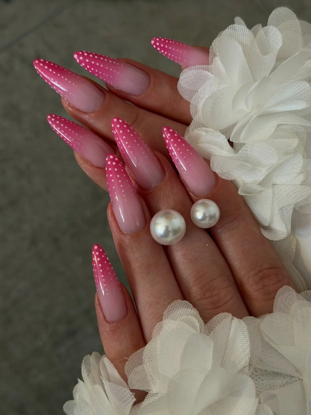 22 summer ombre nails 2026 pink polka dot ombre with retro summer energy