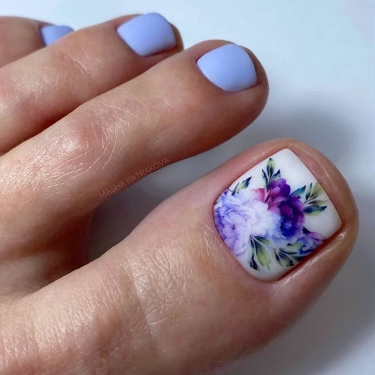 summer pedicure colors 2026 Soft Lavender Floral Toenail Art With Romantic Summer Energy