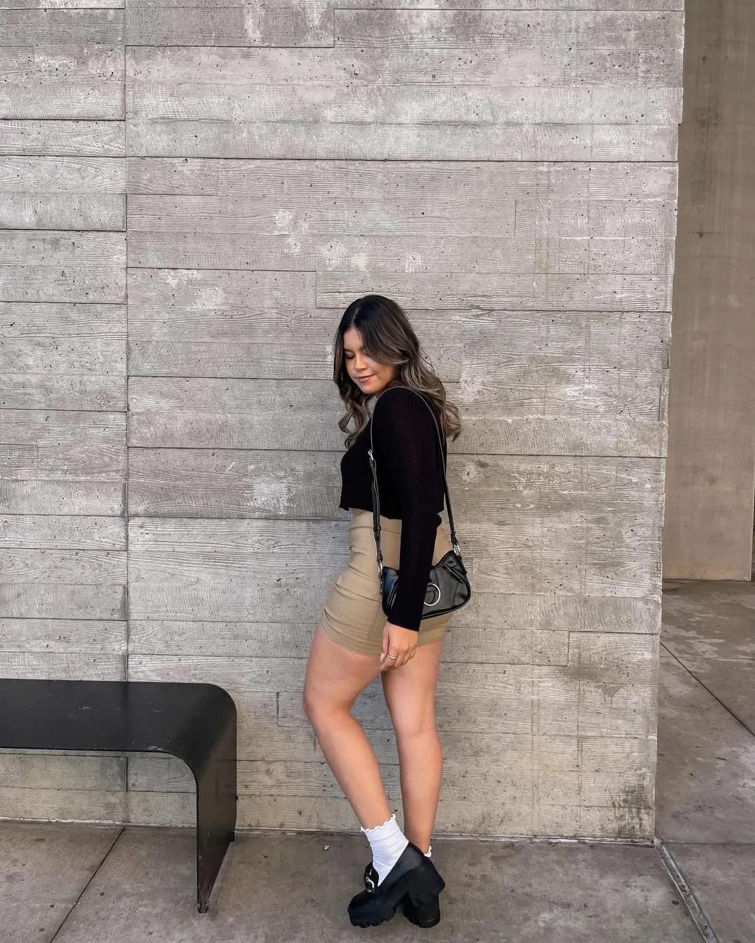 23 Early Fall Outfits Ideas 2026 Simple Neutral Mini Skirt For Warm Fall Days