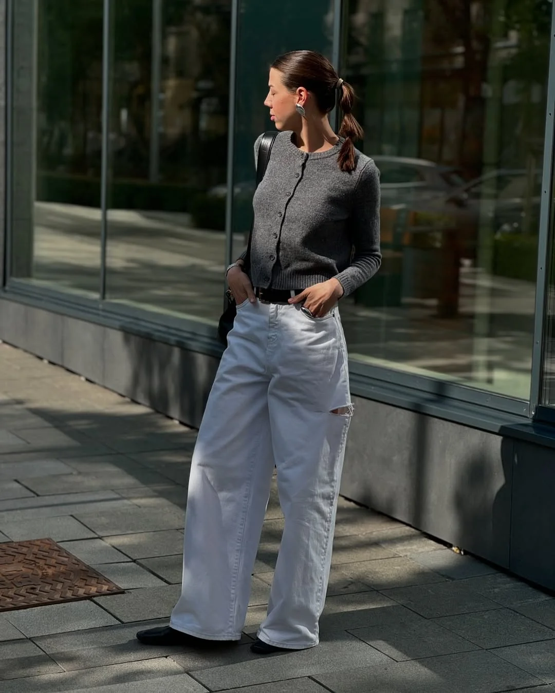 23 Early Fall Outfits Ideas 2026 Minimalist Cardigan With White Wide Leg Jeans