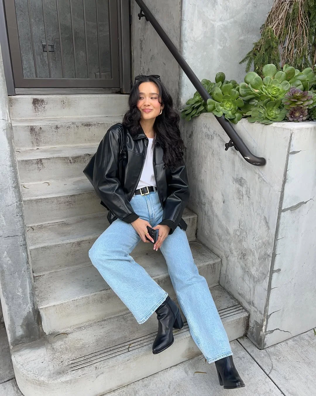 23 Early Fall Outfits Ideas 2026 Leather Jacket And Light Wash Denim City Classic