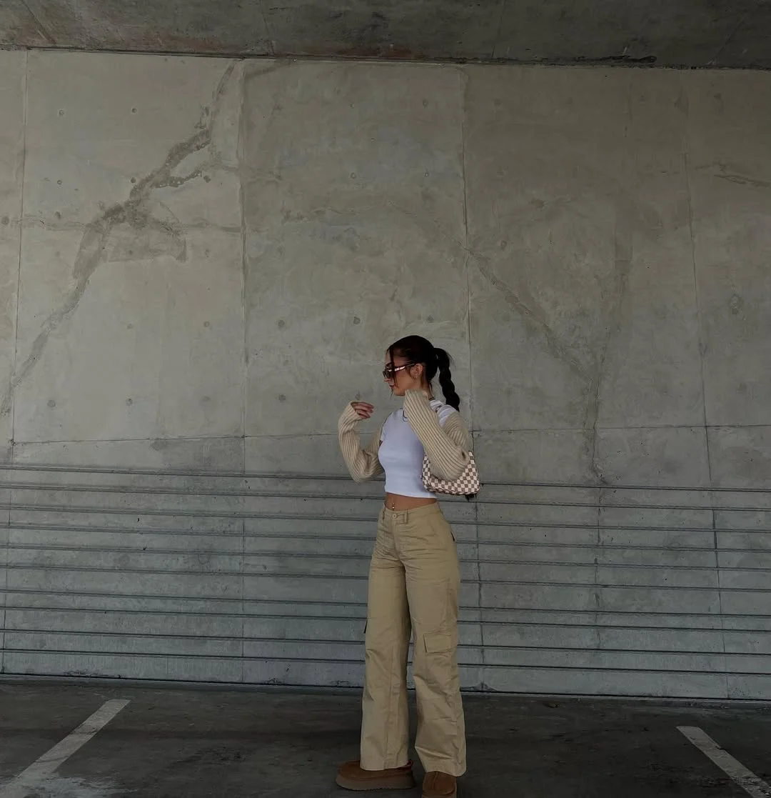 23 Early Fall Outfits Ideas 2026 Neutral Cargo Pants With Soft Layering