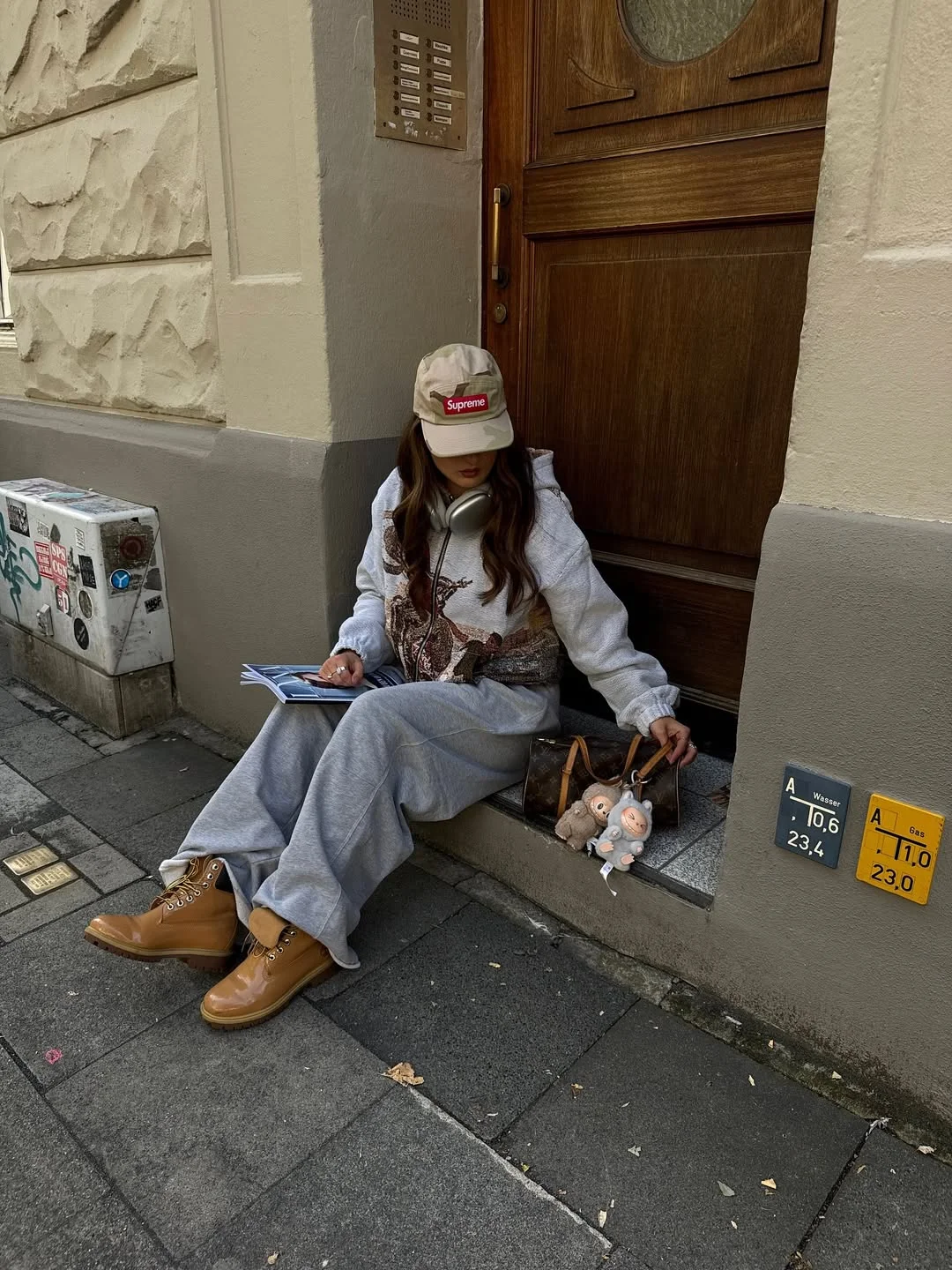 23 Early Fall Outfits Ideas 2026 Relaxed Streetwear With Hiking Boots Energy