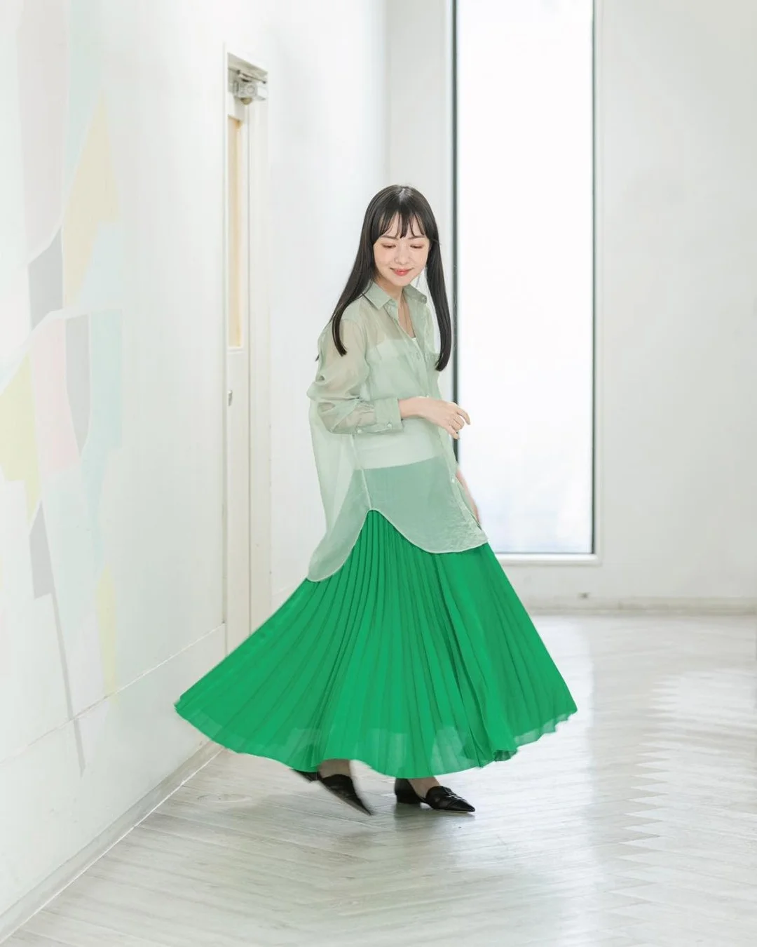 20 Early summer outfits 2026 Mint Green Layers and a Flowing Pleated Skirt