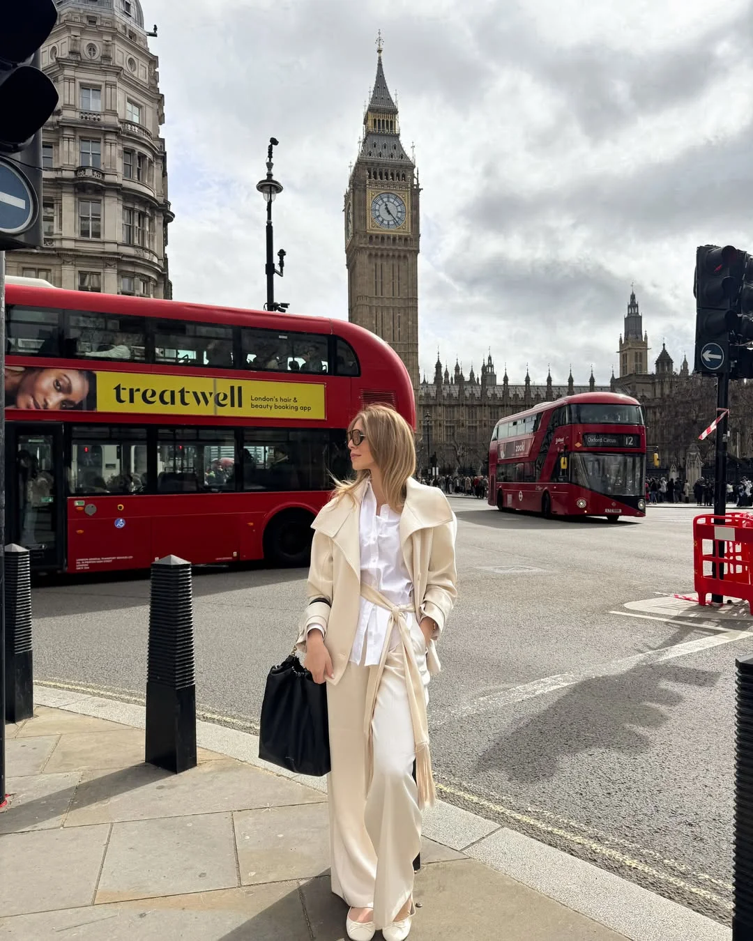 21 Fall outfits ideas 2026 Monochrome Elegance for City Days