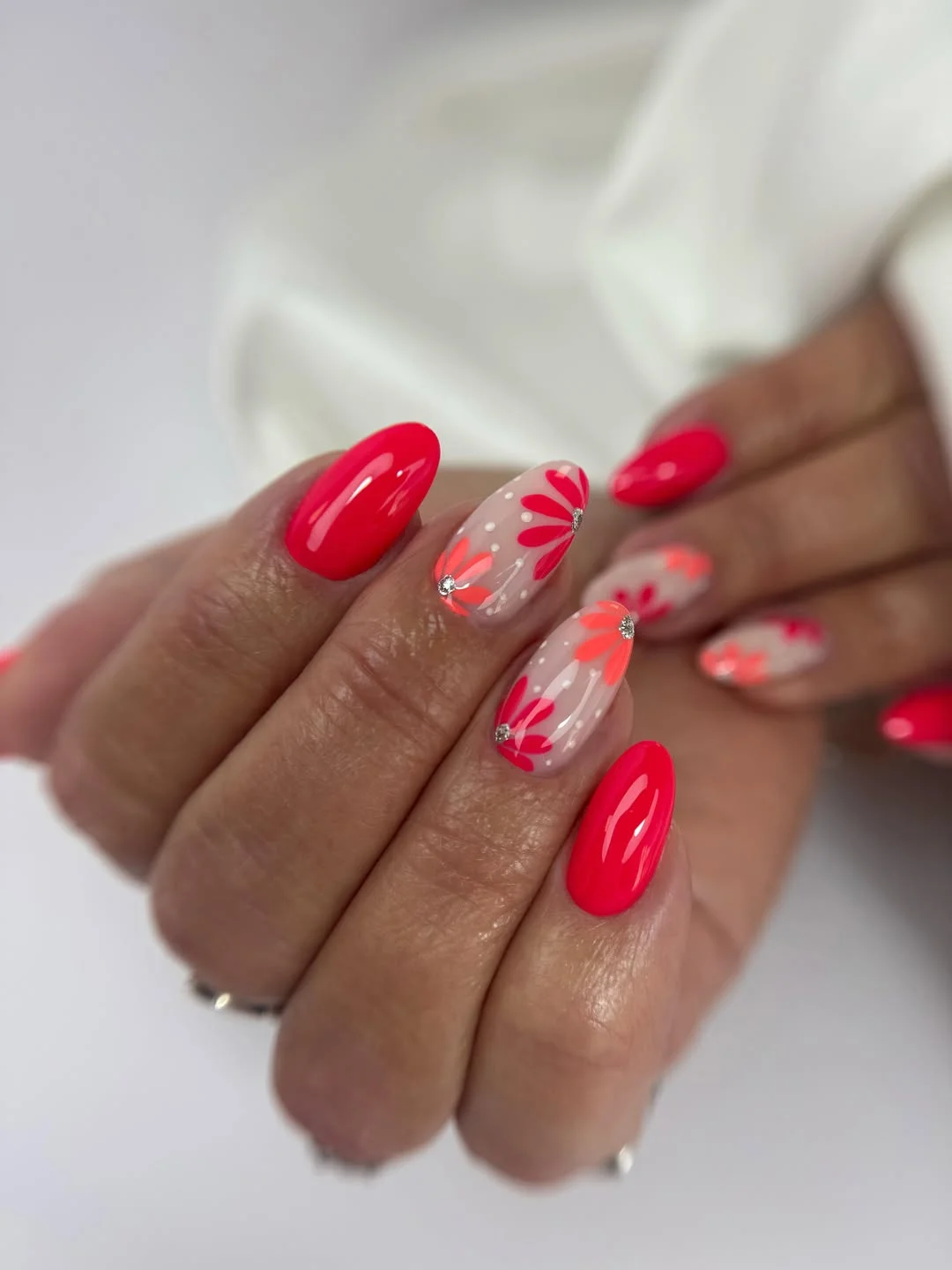 20 June manicure ideas 2026 Neon Daisy Nails for the Brightest Days of June