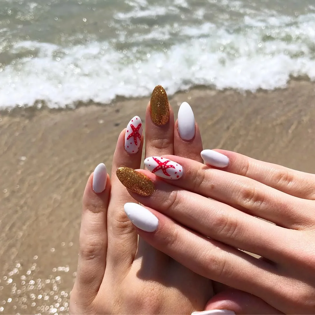 24 starfish summer nails 2026 Gold and White Starfish Nails for a Glamorous Beach Vacation